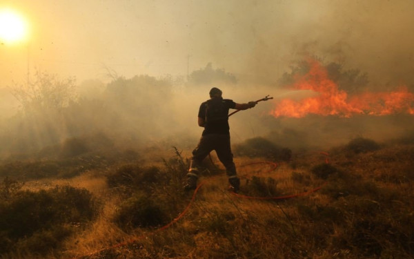 Σε εξέλιξη μεγάλη πυρκαγιά στη Ζάκυνθο - Πνέουν θυελλώδεις άνεμοι