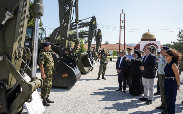 Απ. Τζιτζικώστας: Παρέδωσε στις Ένοπλες Δυνάμεις μηχανήματα για τις ανάγκες πολιτικής προστασίας