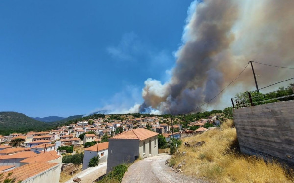 Μαίνεται η φωτιά στη Λέσβο:  Εκκενώθηκαν Σταυρός και Βρίσα - Σε απόγνωση οι κάτοικοι (βίντεο, φωτ.)