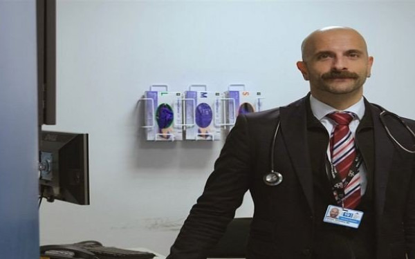 ΗΠΑ: Ο ελληνοαμερικανός πολέμιος του AIDS, επικεφαλής στη μάχη κατά της ευλογιάς των πιθήκων