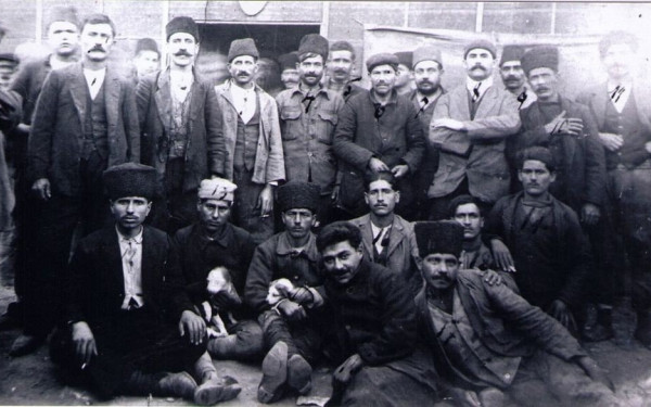 Στο φως ιστορική φωτογραφία με τον Ηλία Βενέζη κρατούμενο στη Σμύρνη (φωτ.)