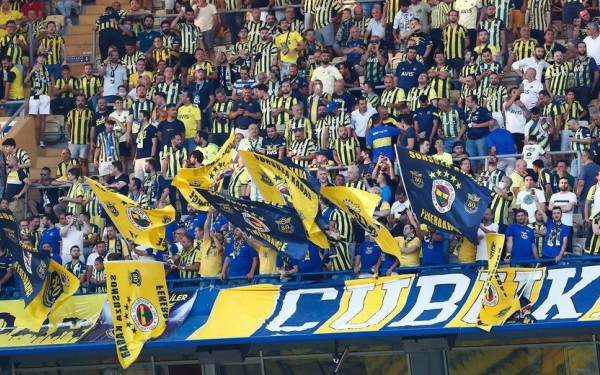 Champions League: Οι οπαδοί της Φενέρμπαχτσε φώναζαν συνθήματα υπέρ του Πούτιν μετά τα γκολ της Ντιναμό Κιέβου (βίντεο)