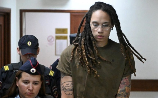 Οι Ρώσοι καταδίκασαν την Αμερικανίδα μπασκετμπολίστρια Μπρίτνεϊ Γκρίνερ σε εννιαετή κάθειρξη - Έντονη αντίδραση Μπάιντεν (βίντεο)