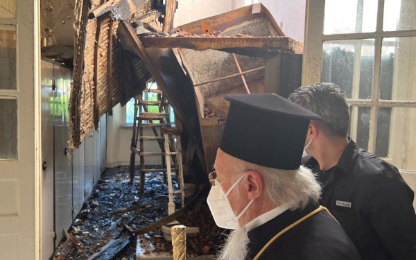 Ο Πατριάρχης στο Βαλουκλή μετά την πυρκαγιά (φωτ.)