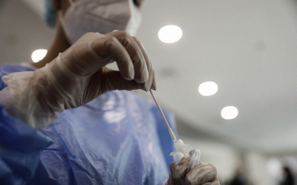 Κορονοϊός και εποχικές ιώσεις: «Καμπανάκι» κινδύνου από τους πνευμονολόγους για ασθενείς με σοβαρά αναπνευστικά νοσήματα