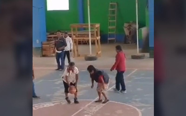 «Γιαγιά... Τζόρνταν»: 71χρονη Μεξικάνα γίνεται viral στο TikTok με το ταλέντο της στο μπάσκετ (βίντεο)