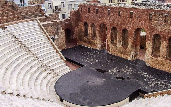 Αποκαθίστανται τα εμβληματικά μνημεία «Απόλλων» και Ρωμαϊκό Ωδείο στην Πάτρα 