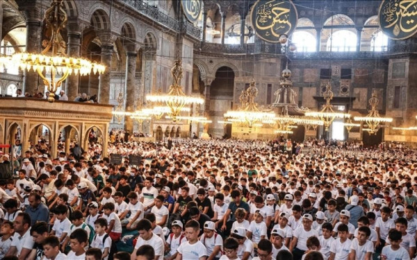 «Αλλάχου ακμπάρ» μέσα στην Αγια Σοφιά από 5.000 μαθητές... (βίντεο)