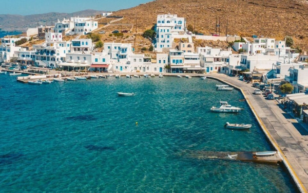 Συνεχίζεται η κόντρα για τις βίλες: «Το σπίτι της Τήνου δεν χτίστηκε με χρήματα του ΟΕΚ» απαντά η ΝΔ