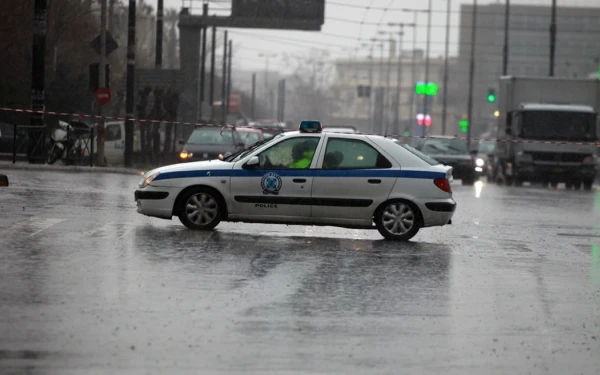 Κακοκαιρία στην Αττική: Έκλεισε από τα νερά η Πειραιώς