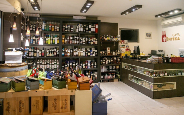 «Κάβα 11»: Μοναδικά ελληνικά αποστάγματα και οίνοι, σε μία κάβα στην καρδιά της Καλαμαριάς