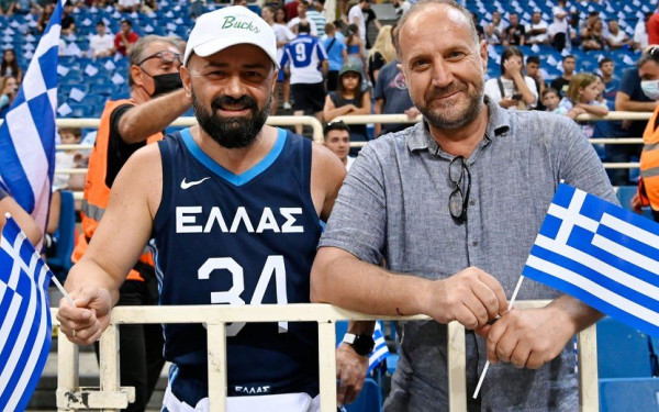 Μπάσκετ: Οι φίλαθλοι γέμισαν το ΟΑΚΑ και δημιούργησαν μια μοναδική ατμόσφαιρα (φωτ.)