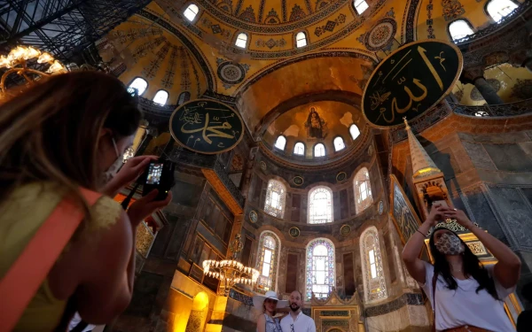 Νέες προκλήσεις από τον Ερντογάν με την Αγιά Σοφιά - «Αν θέλει ο Θεός θα έρθουν κι άλλα τέτοια»