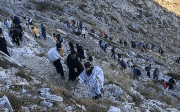 Άγιον Όρος: Ανάβαση μέχρι την κορυφή του όρους Αθως στα 2.033 μέτρα για το εκκλησάκι Μεταμορφώσεως του Σωτήρος! (βίντεο)