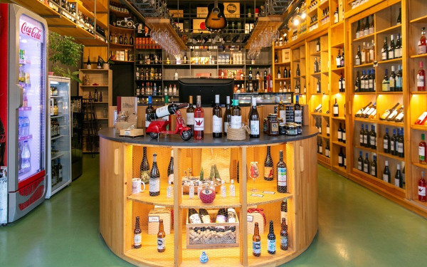 «Cava Efreno Bottle & Delicatessen»: Η εναλλακτική κάβα της πόλης, με έμφαση στην ποιότητα και την καινοτομία