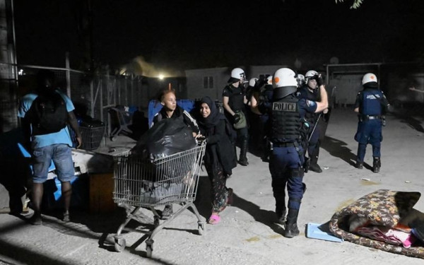 Ελαιώνας: Μικροένταση με πέντε προαγωγές στο camp μεταναστών - «5–10 άνθρωποι διαμαρτύρονται» λέει ο Μηταράκης