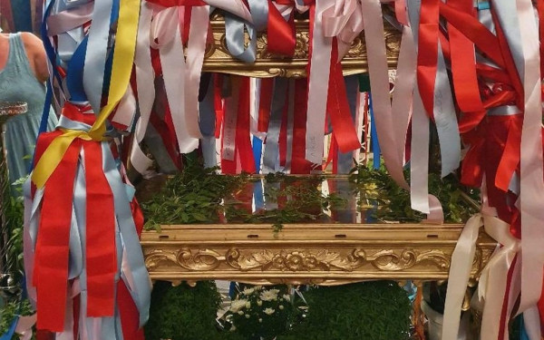 Στην απόλυτη κατάνυξη σήμερα η Κέρκυρα - Χτυπούν καμπάνες και περιφέρονται επιτάφιοι της Παναγιάς (φωτ.)