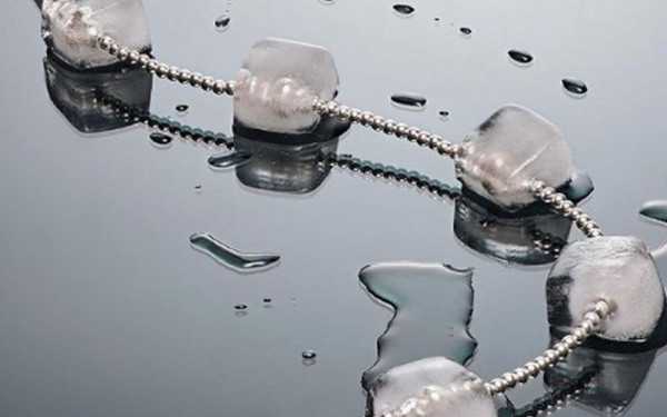  «OoOoooOoooOh la l'ice»: Ένα κολιέ από... παγάκια στέλνει μήνυμα για τη λειψυδρία