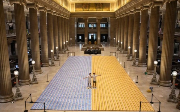 Mαθητές στο Σικάγο στηρίζουν την Ουκρανία: Δημιούργησαν ένα μωσαϊκό με κουτιά δημητριακών και κατέρριψαν το ρεκόρ Γκίνες (βίντεο)