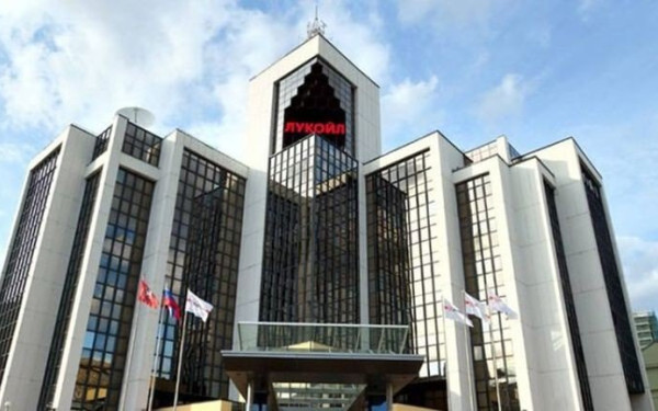 ΗΠΑ: Σχέδιο επιβράδυνσης πώλησης περιουσιακών στοιχείων της ρωσικής Lukoil για να πιέσουν τη Ρωσία στις ειρηνευτικές συνομιλίες με την Ουκρανία
