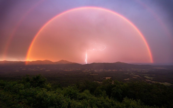 Φωτογράφισε κεραυνό κάτω από διπλό ουράνιο τόξο!