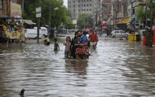 Η φτώχεια απειλεί έως και 9 εκατομμύρια Πακιστανούς