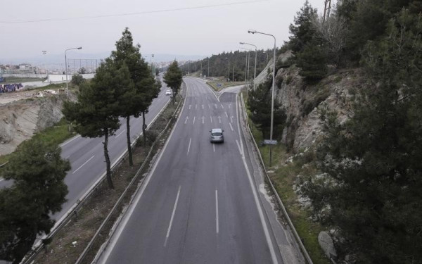 Εργασίες κλαδέματος σήμερα κατά μήκος της περιφερειακής οδού