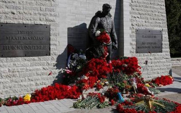 Η Εσθονία απομακρύνει όλα τα σοβιετικά μνημεία από την πόλη Νάρβα