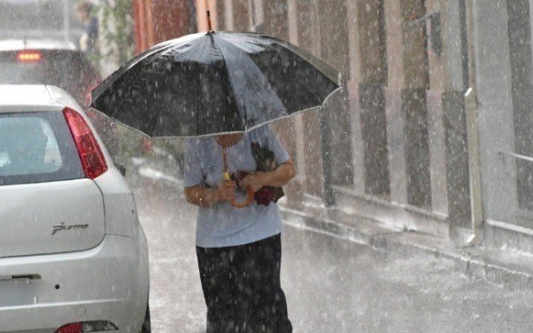 Βόλος: Σφοδρή καταιγίδα με συνεχείς κεραυνούς και θυελλώδεις ριπές ανέμου