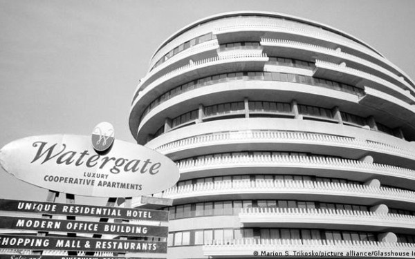 Τα 6+1 πολιτικά «gates» που άνοιξαν τις... πύλες της εξόδου στους ισχυρούς 