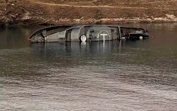 Η στιγμή που η διάσημη θαλαμηγός «007» βυθίζεται στην Κύθνο 