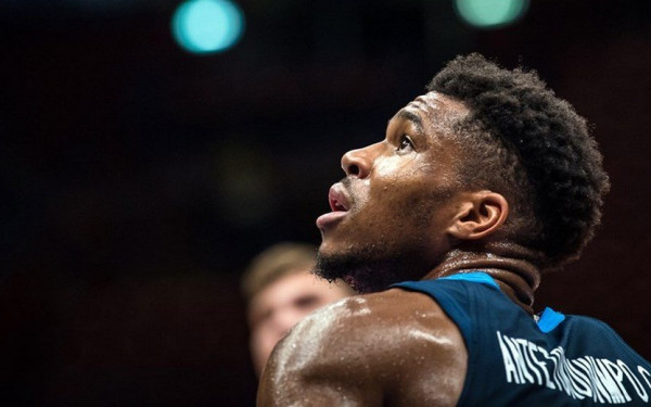 Παραγωγός σε ντοκιμαντέρ για μετανάστες ο Γιάννης Αντετοκούνμπο (βίντεο)