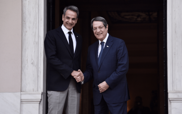 Παρουσία Μητσοτάκη - Αναστασιάδη άλλαξε χέρια το κυβερνητικό αεροσκάφος που δωρίζει η Ελλάδα στην Κύπρο