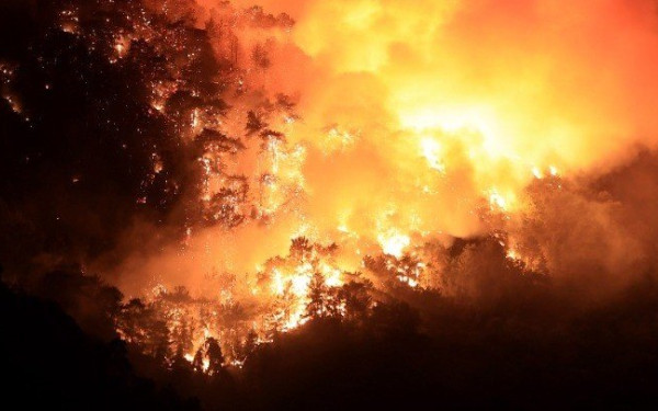 Πύρινη κόλαση με 87 πυρκαγιές στον Καναδά - Ποντάρουν στη βροχή οι αρχές