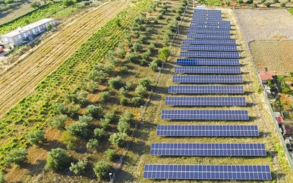 Φωτοβολταϊκά στα χωράφια για μείωση του κόστους παραγωγής και αύξηση του εισοδήματος