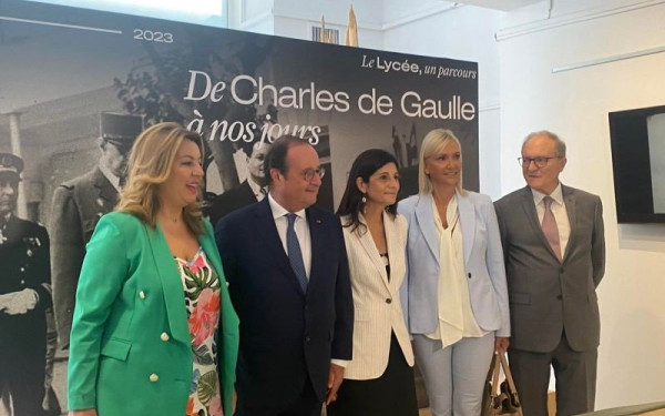 Στο Γαλλικό Ινστιτούτο ο Φρανσουά Ολάντ - Εγκαινίασε έκθεση για τα 60 χρόνια από την επίσκεψη του Ντε Γκωλ (βίντεο, φωτ.)