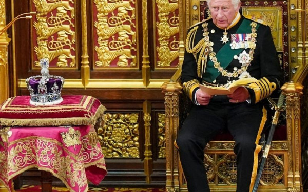 Ο Κάρολος θέλει να βάλει τους Βρετανούς να ορκιστούν... πίστη