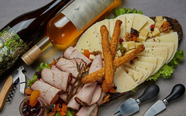 Αφιέρωμα στις κάβες της πόλης, με τις κορυφαίες συλλογές κρασιών και ποτών