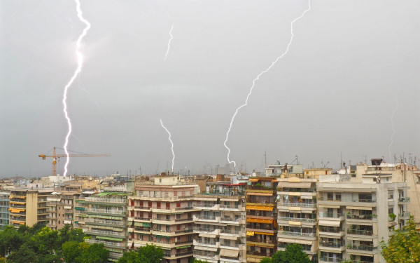 Τουλάχιστον 20.000 κεραυνοί έπεσαν το Σάββατο στη νότια Ευρώπη – Στο «στόχαστρο» και η Κέρκυρα (βίντεο)