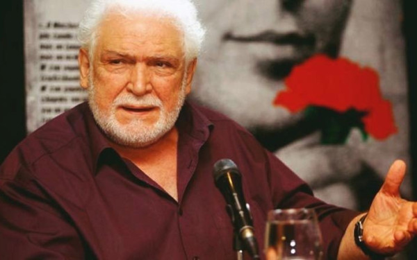 Το ΚΚΕ αποχαιρετά τον Κώστα Καζάκο στον Περισσό