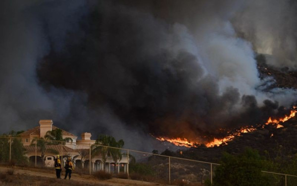 Τεράστια πυρκαγιά στα περίχωρα του Λος Άντζελες - Χιλιάδες εγκατέλειψαν τις εστίες τους