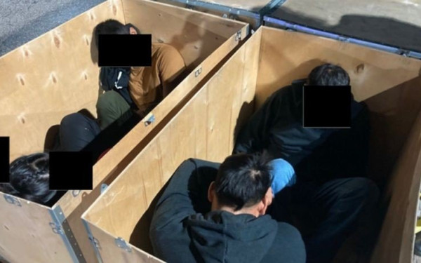 ΗΠΑ: Αδίστακτοι διακινητές έκρυβαν μετανάστες μέσα σε βαλίτσες, ξύλινα κιβώτια και άδειες υδροφόρες