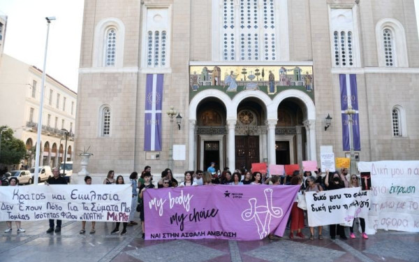 Διαμαρτυρία γυναικών στη Μητρόπολη Αθηνών για την εγκύκλιο κατά των αμβλώσεων στις Εκκλησίες (Φωτ.)