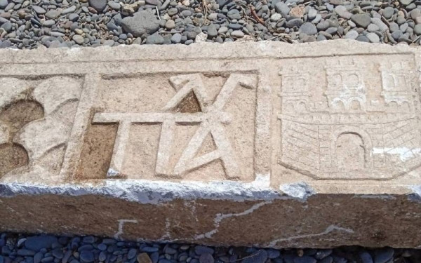 Οβριόκαστρο - Λέσβος: Στο φως ευρήματα από τις ανασκαφές - Ανακαλύφθηκε μαρμάρινο υπέρθυρο 3.50 μέτρων (Φωτ.)