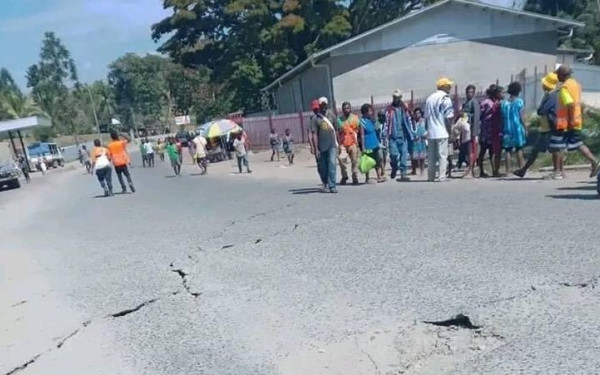 Τρομακτικές εικόνες από τα 7,6 Ρίχτερ στην Παπούα Νέα Γουινέα - Τουλάχιστον ένας νεκρός (βίντεο)