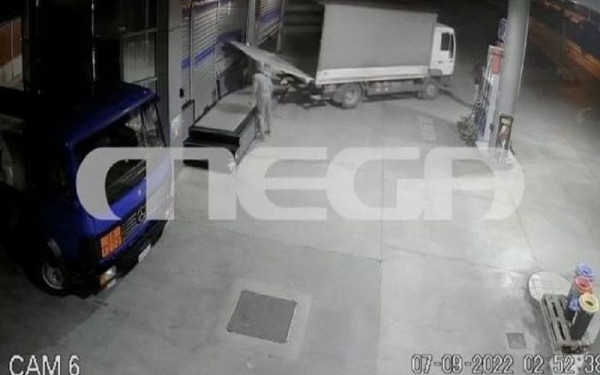 Ληστές "μπούκαραν" με φορτηγό σε βενζινάδικο στο Ωραιόκαστρο (βίντεο)