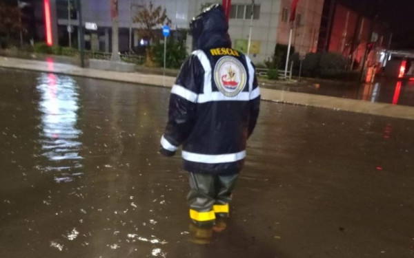 Βόλος: Πνίγηκαν η Νεάπολη και οι Άγιοι Ανάργυροι - «Το νερό περνούσε το πεζοδρόμιο»