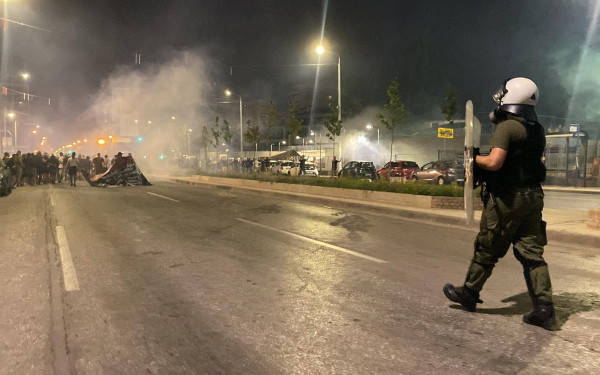 Άγρια νύχτα μέσα κι έξω από το ΑΠΘ με συγκρούσεις, χημικά, επεισόδια και την «Αύρα» της ΕΛΑΣ... εν δράσει (βίντεο & φωτ.)