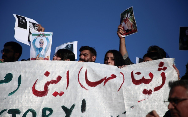 Συγκέντρωση διαμαρτυρίας στο Σύνταγμα: Γυναίκες έκοψαν τα μαλλιά τους και έκαψαν χιτζάμπ