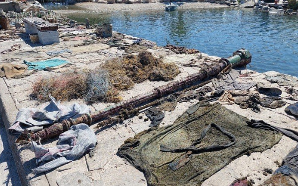 “Σκουπιδότοπος” ο βυθός της θάλασσας στην Πάρο - Έριξαν ακόμα και στύλο φωτισμού (Βίντεο)